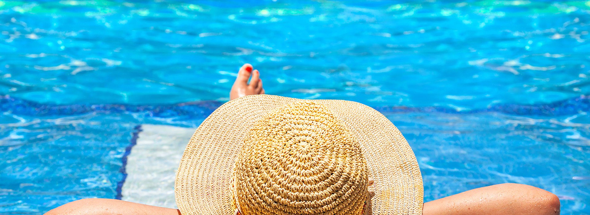 Relaxation-at-tropical-swimming-pool